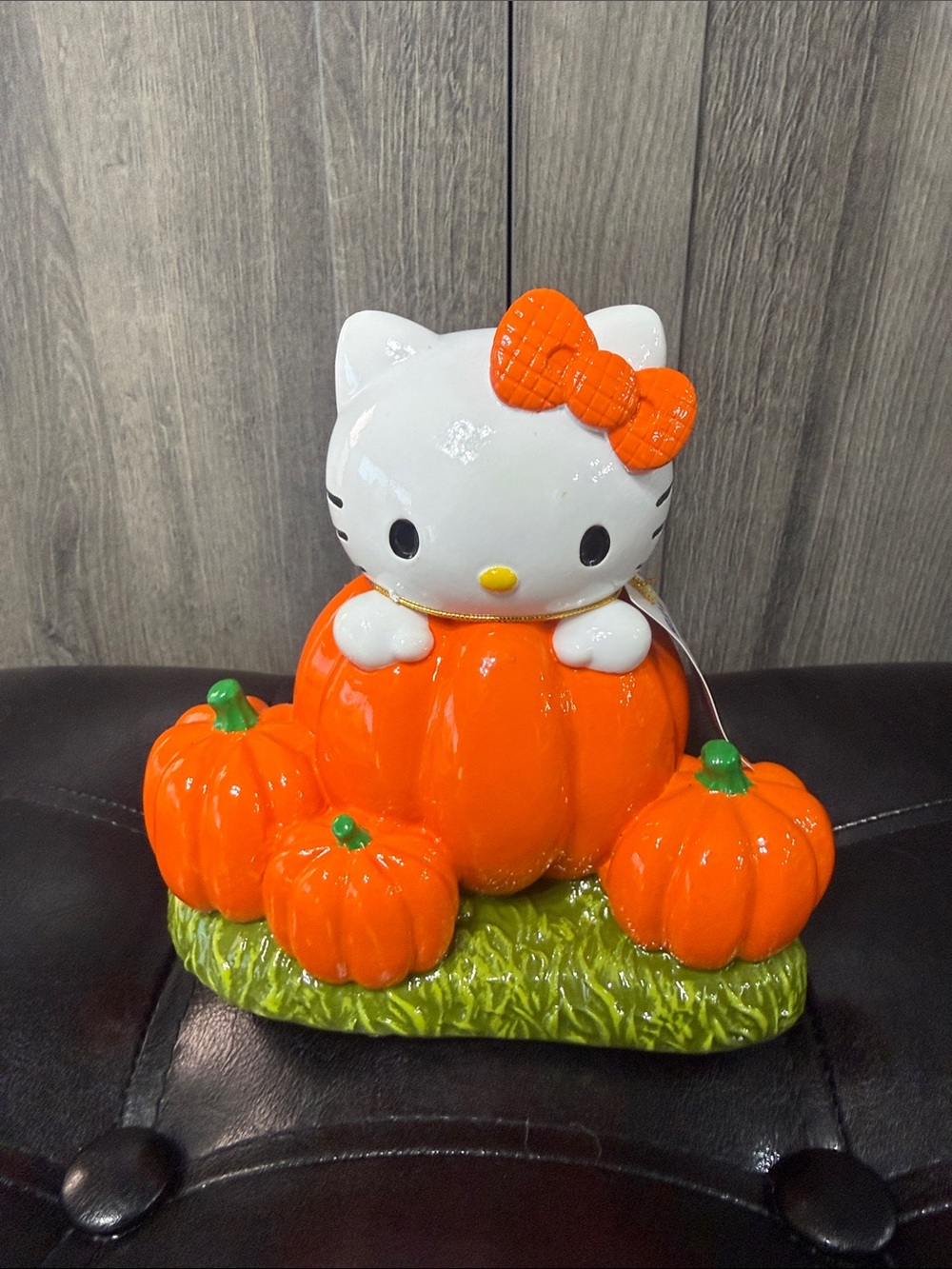 New Hello Kitty Playing In Fall Harvest Halloween Pumpkin Patch Figurine